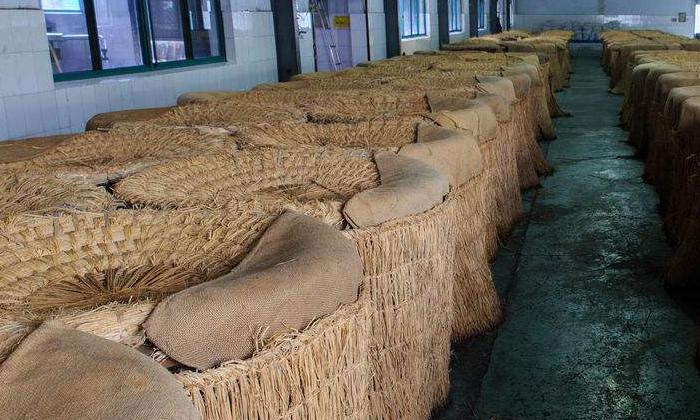 溫度低時，用稻草進(jìn)行保溫