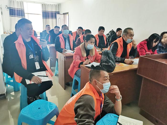 雅大釀酒師正在給學(xué)員傳授釀酒知識(shí)