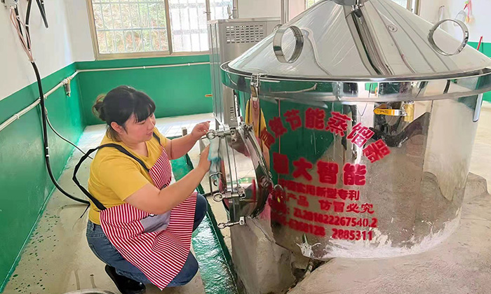 沒學(xué)歷沒技術(shù)用燒酒設(shè)備做酒前景如何 1