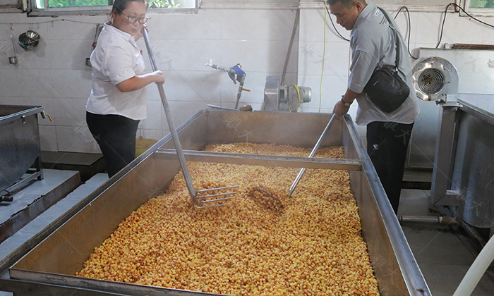 用鼓風(fēng)機(jī)快速攤涼玉米