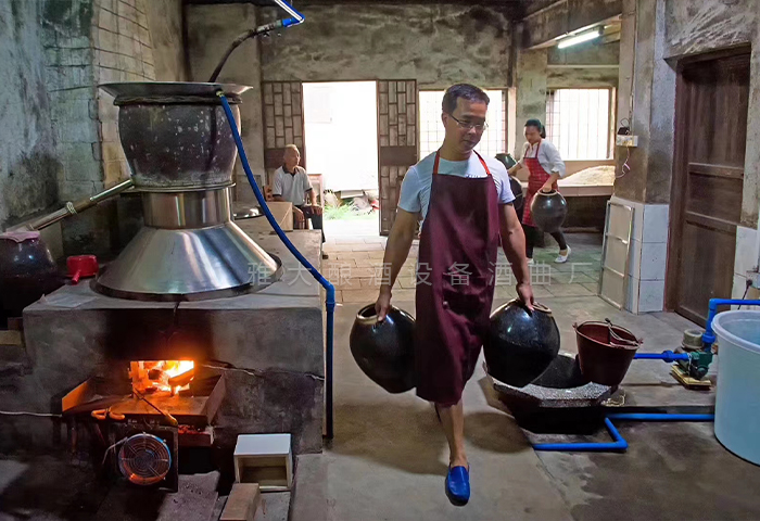 傳統(tǒng)直燒設(shè)備容易糊鍋，出酒也不快